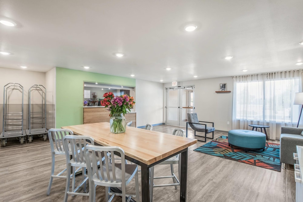 WoodSpring Suites Chicago Midway 25/32