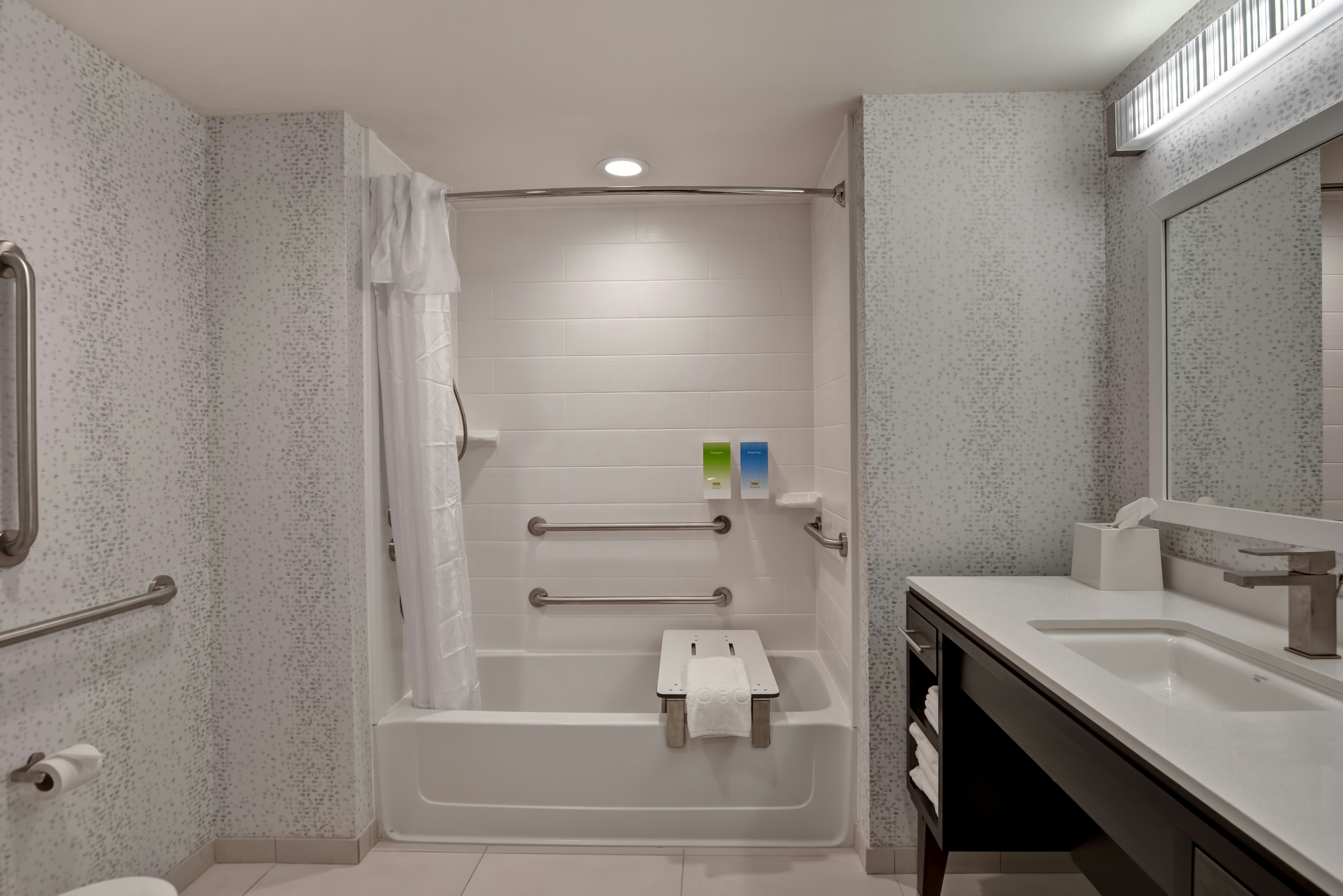 STUDIO, QUEEN BED, LAKE VIEW, ACCESSIBLE