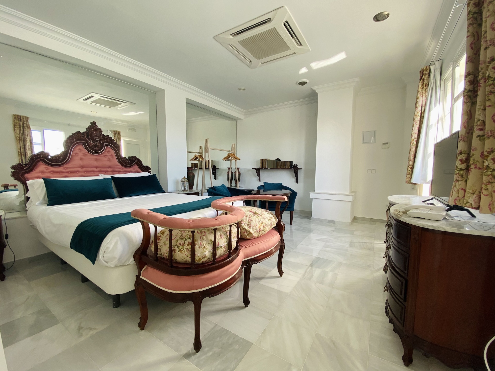 SUPERIOR, QUEEN BED, TERRACE