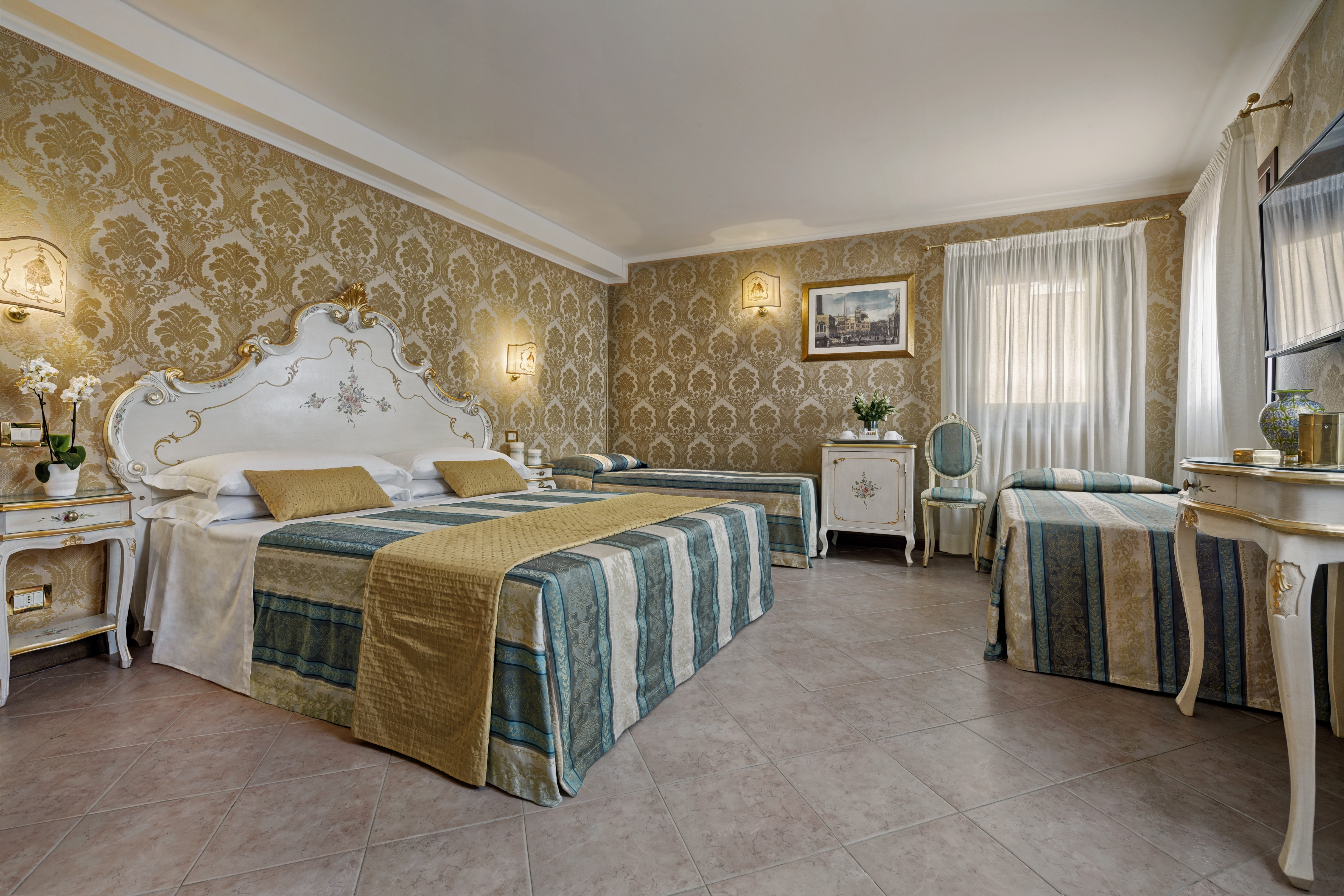 ROOM, QUADRUPLE