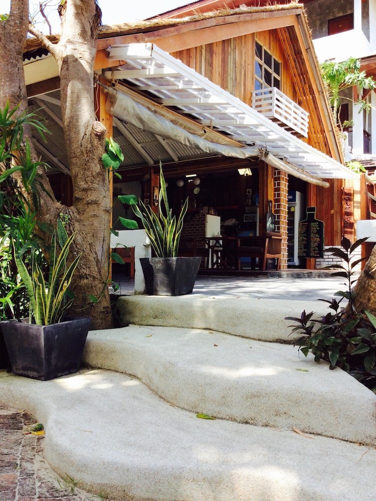 Sunshine Beach Resort 10/100
