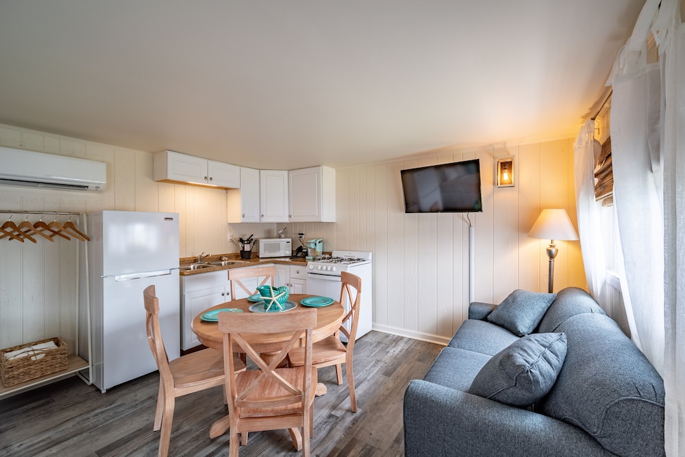 Ocean Glass Inn 25/50