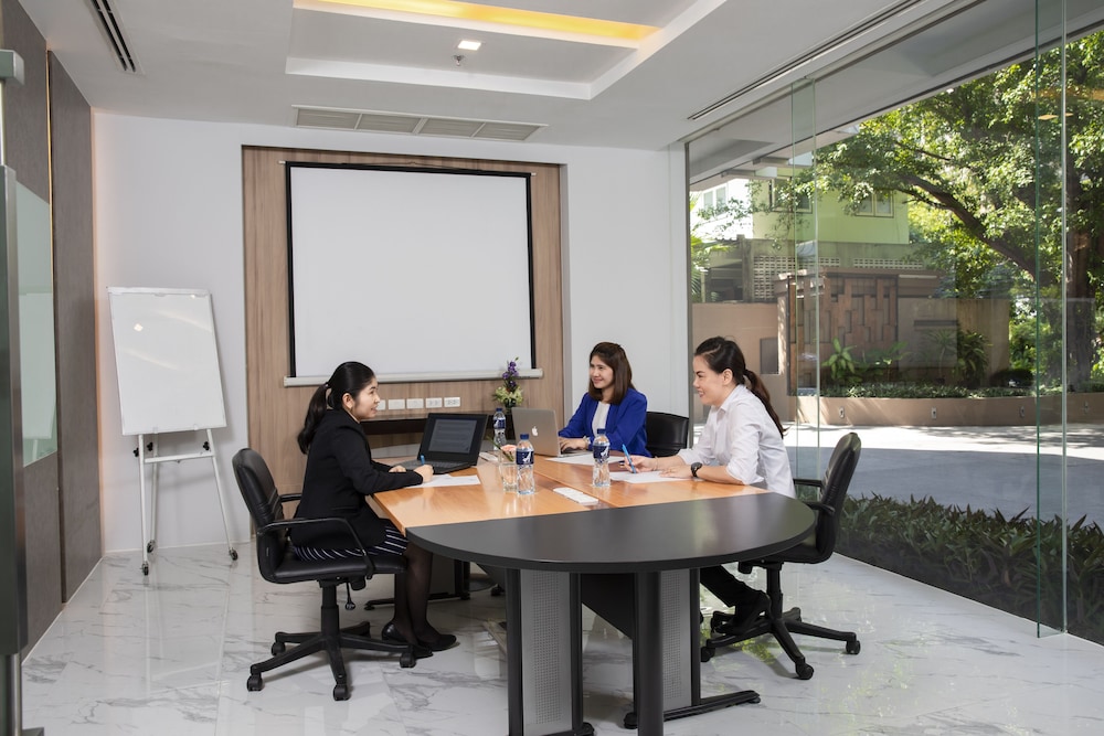 Adelphi Grande Sukhumvit 54/70