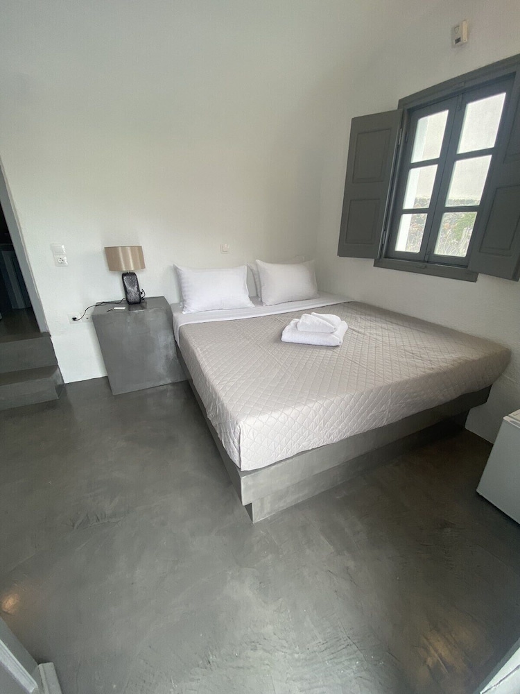Aqua Serenity Santorini Luxury Suites 8/50