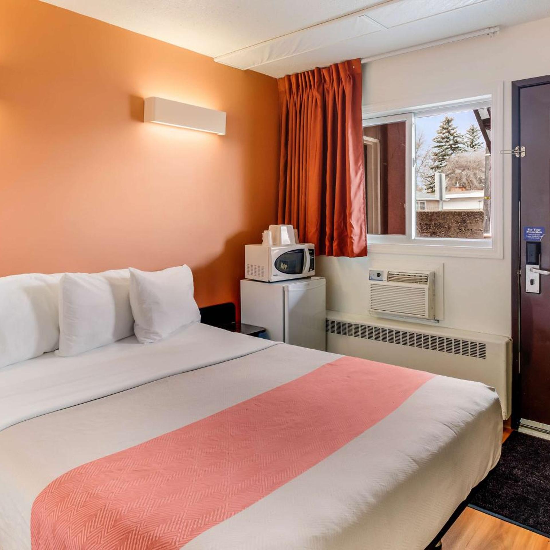 1 Queen Bed - Accessible