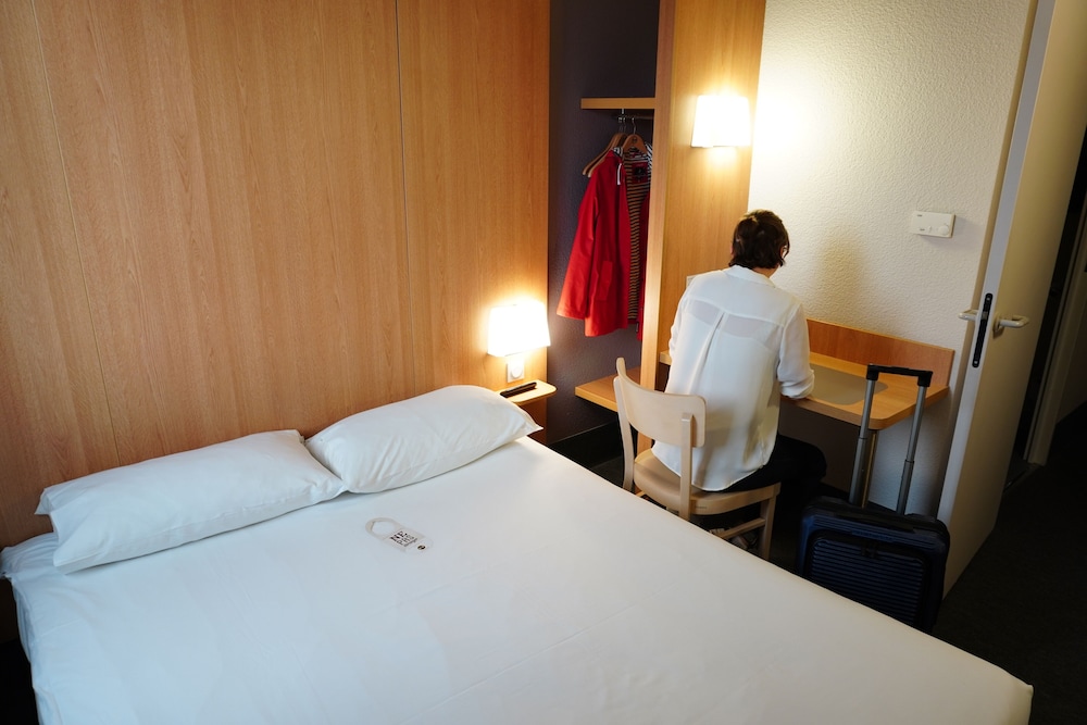 ROOM, QUEEN BED, ACCESSIBLE