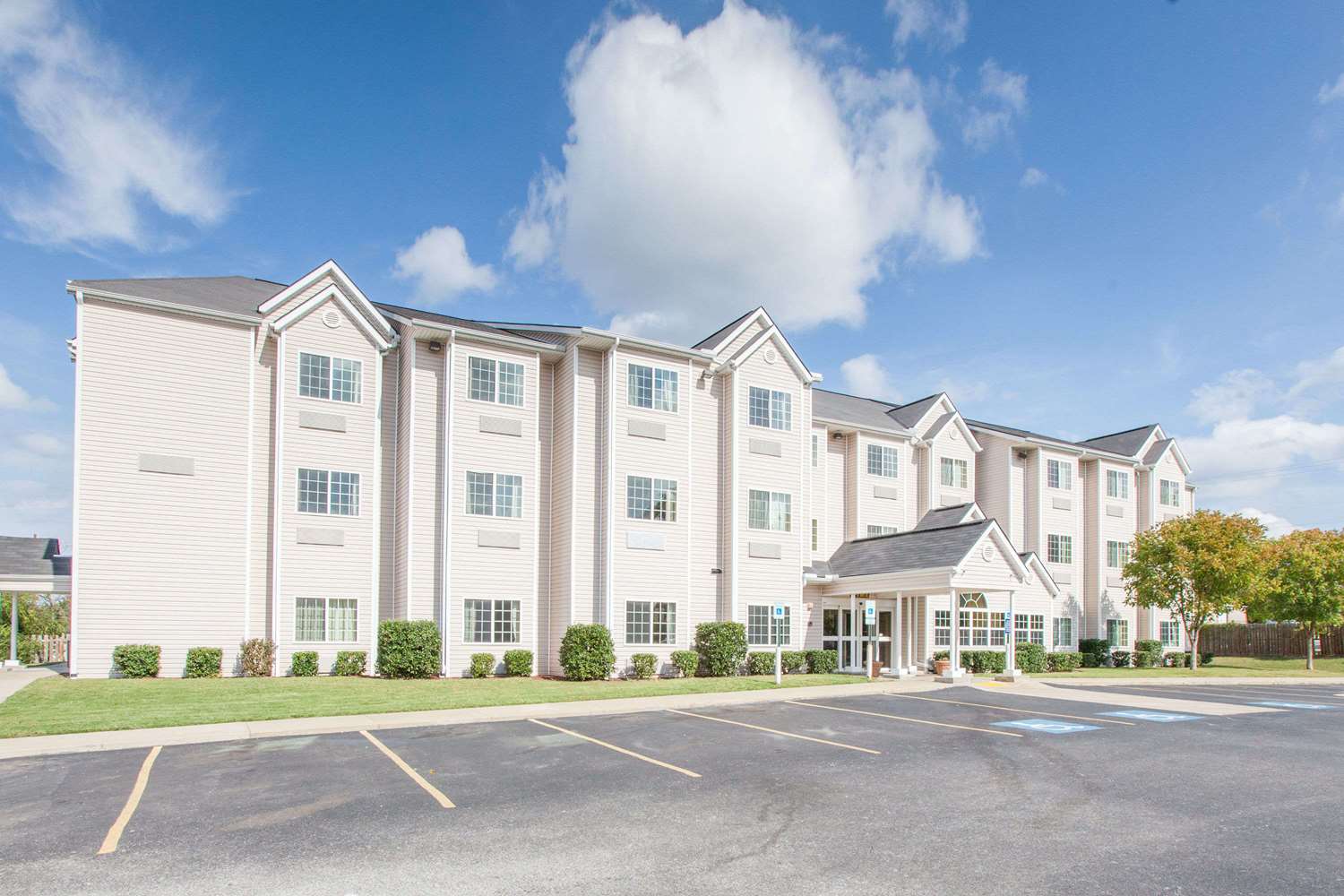 Microtel Inn And Suites By Wyndham Rogers 7/9