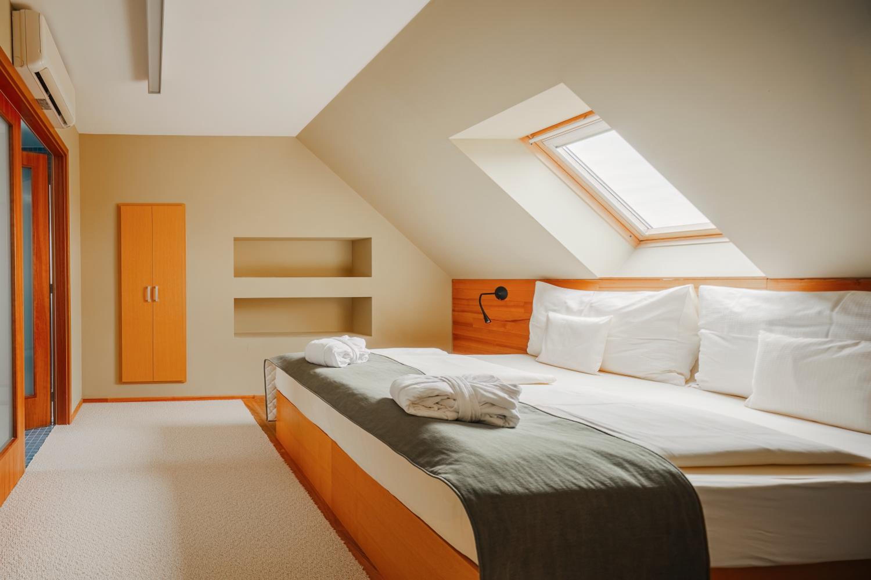 Suite, Attic