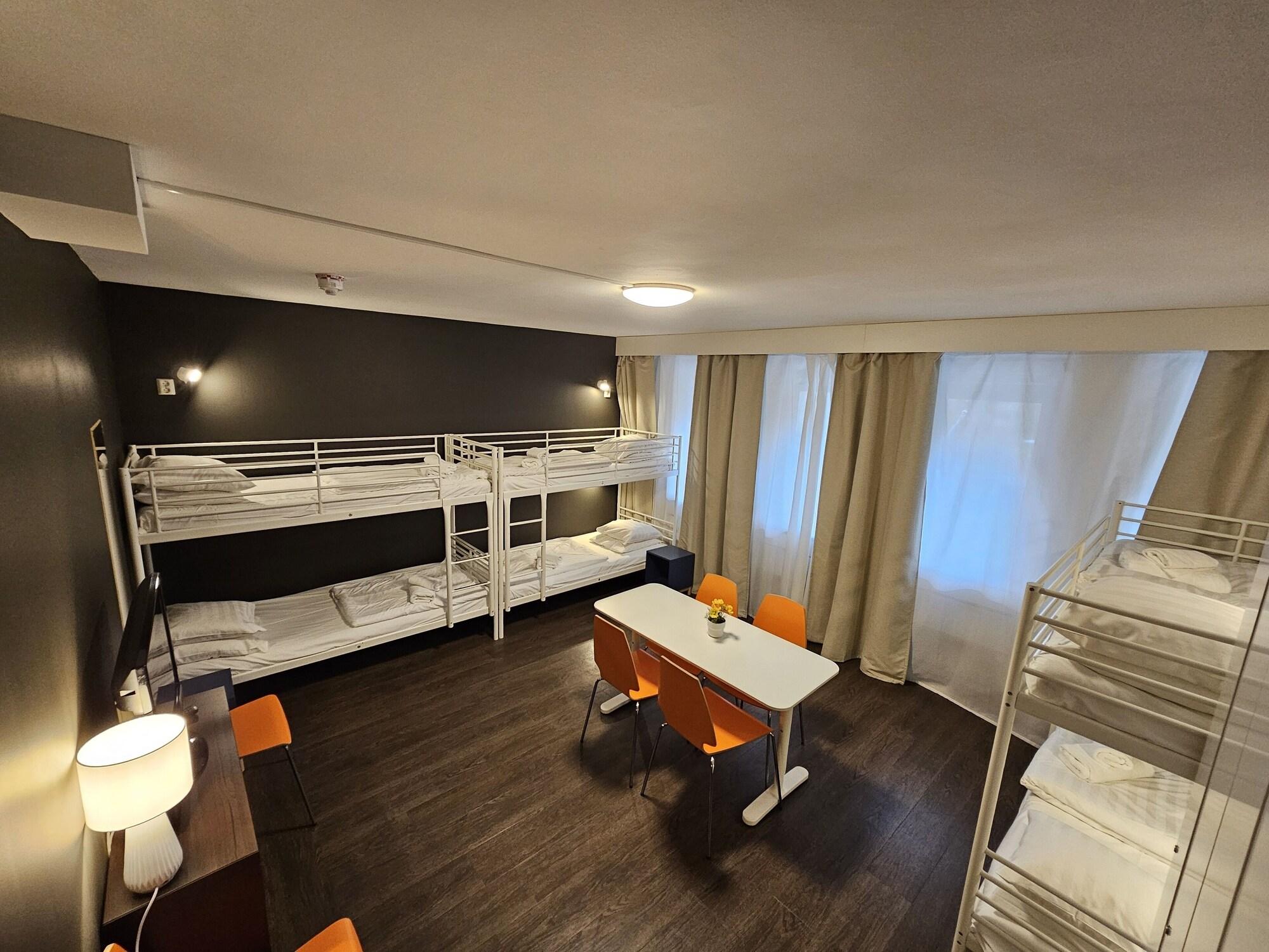Room, Quadruple