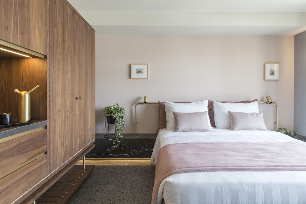 Perianth Hotel 23/61