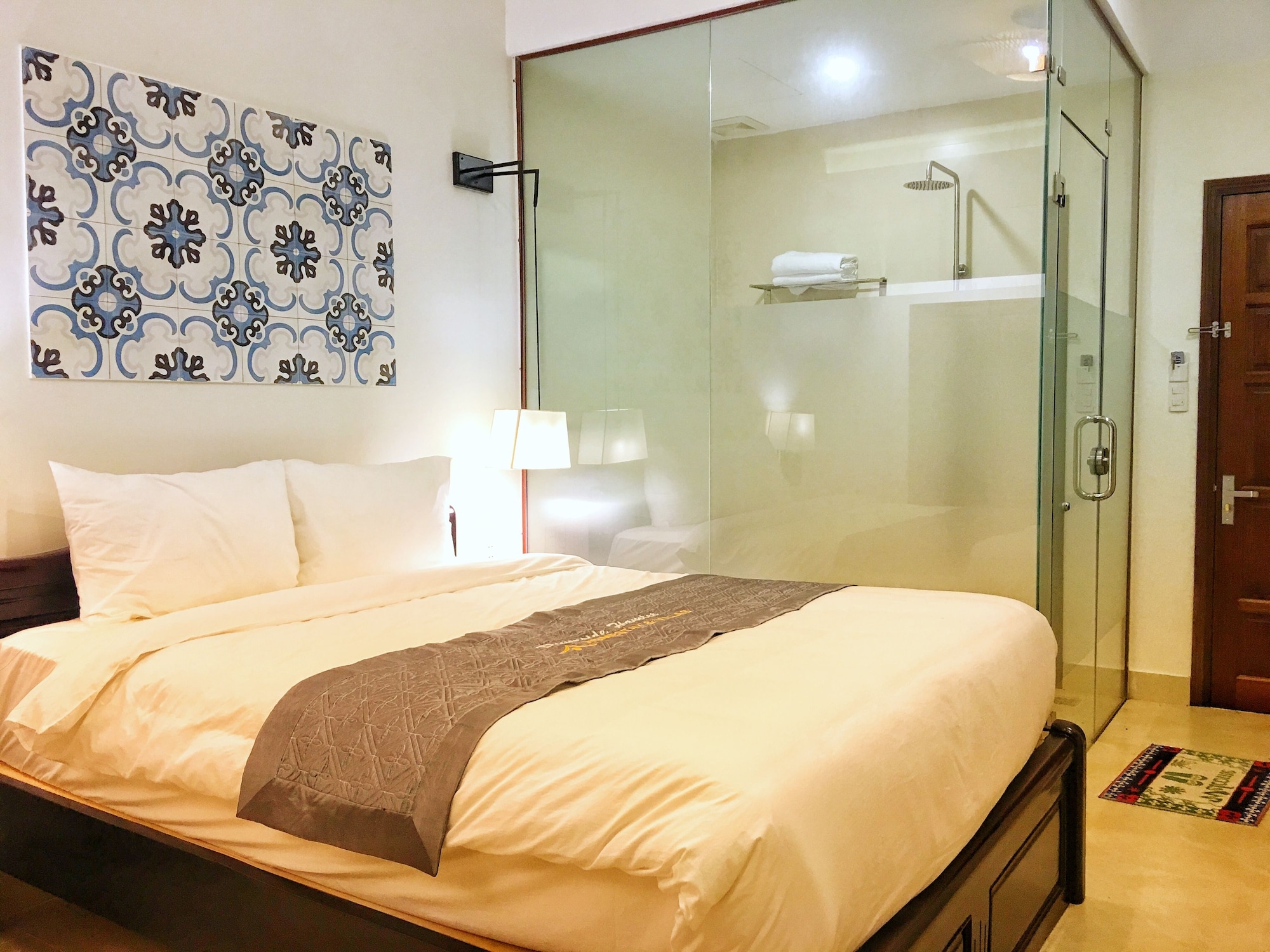 SUPERIOR, QUEEN BED