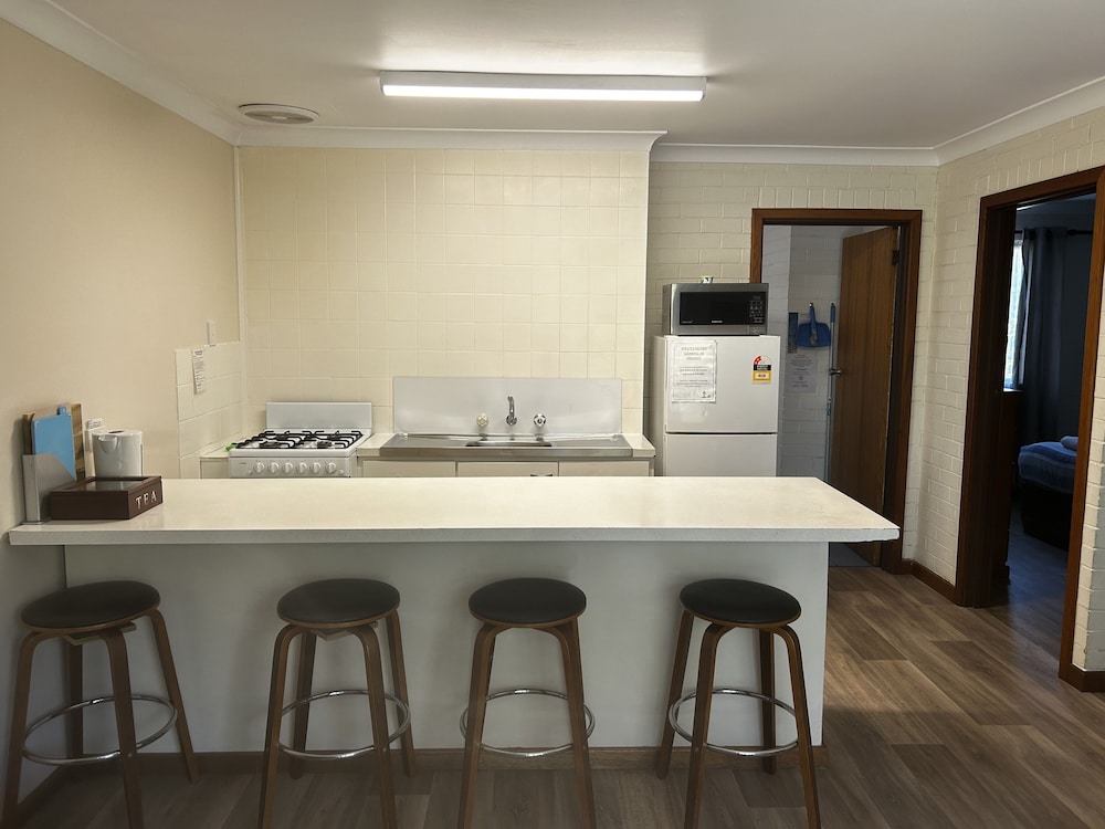 EMU BEACH CHALETS 21/35