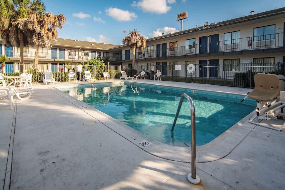 Motel6 Ft. Pierce, FL 54/60