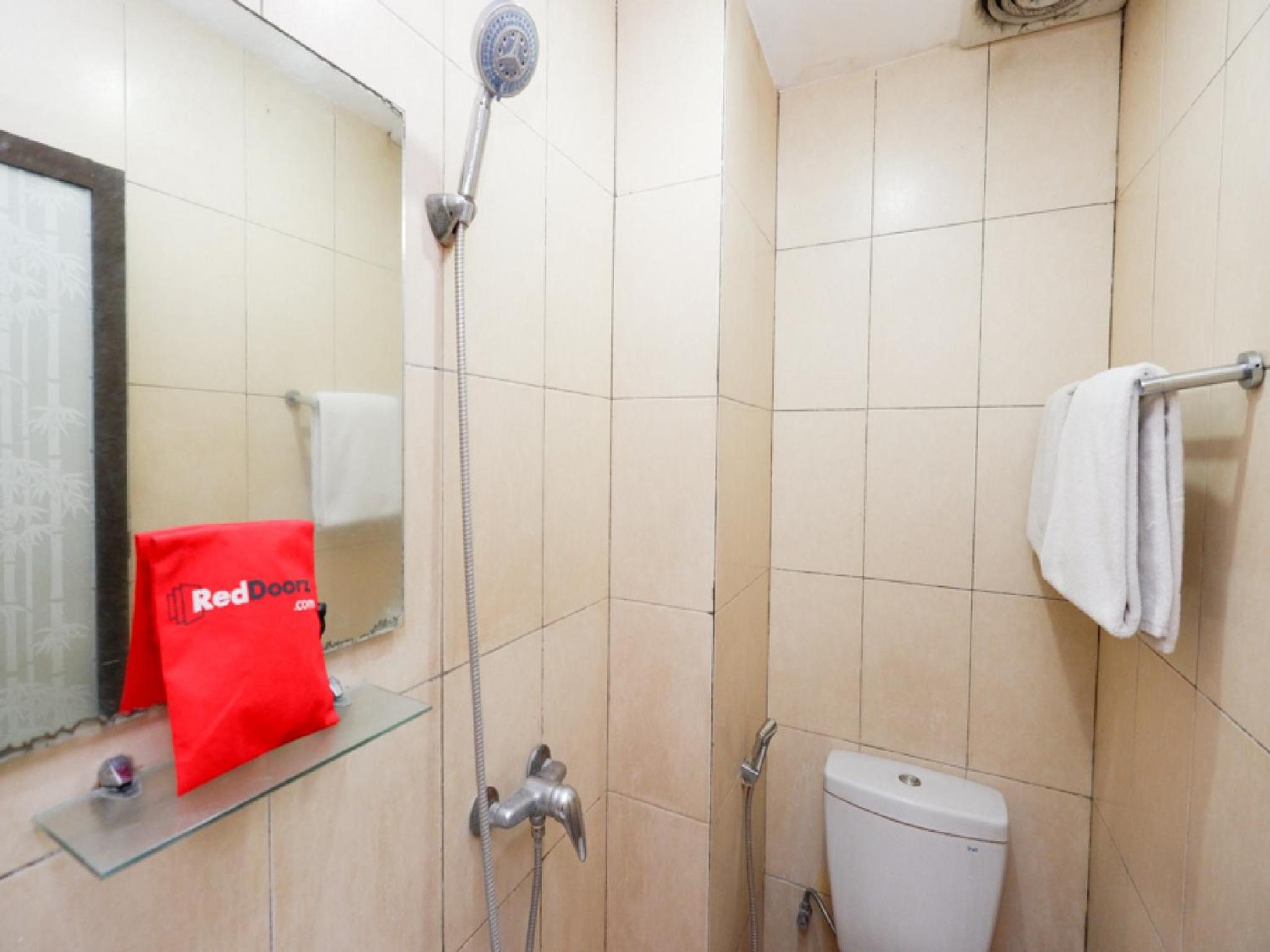 Reddoorz Plus @ Singosari Raya 24/24