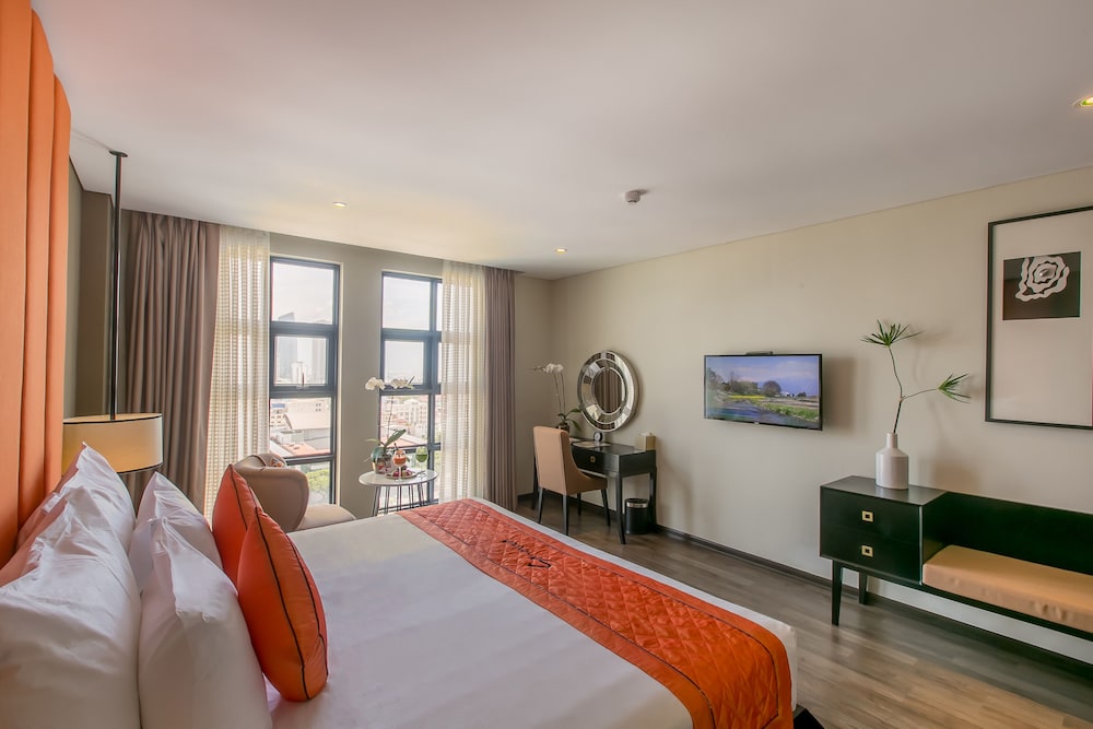Senior, Double or Twin Bed, City View, Bathtub