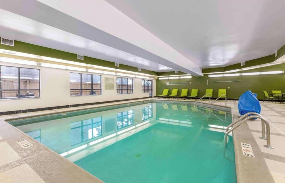 Studio 6 Extended Stay Findlay Tiffin Avenue OH 27/50