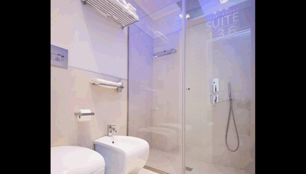 Suite 136 Luxury Rooms 43/50