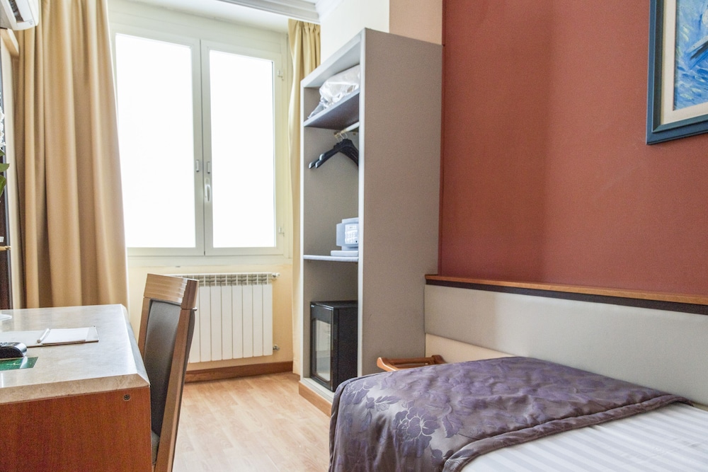 ROOM, SINGLE