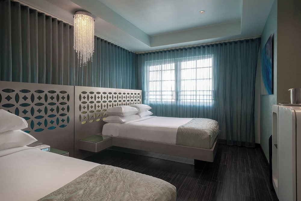 Gold, 2 Double Beds، Dream South Beach by Hyatt 2/4