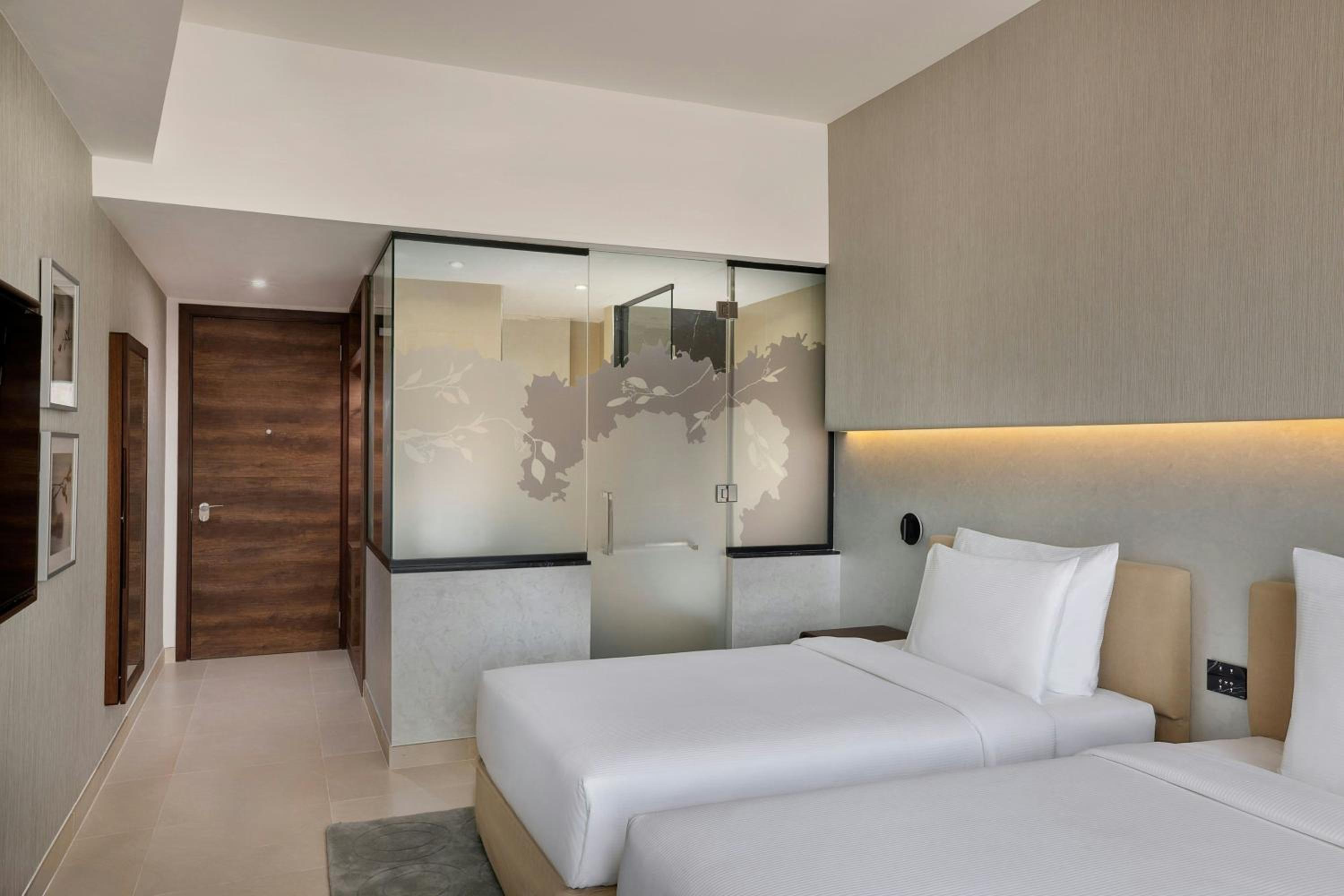 Deluxe, Family, Twin Beds, King Bed, Skyline View، Hotel Local Dubai at Jumeirah Village Triangle by the First Collection 5/8
