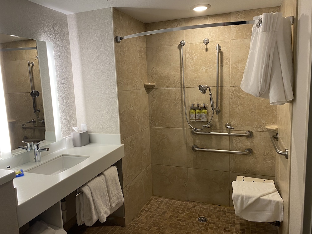 Holiday Inn Express Hotel and Suites Albuquerque Historic Old Town 25/73