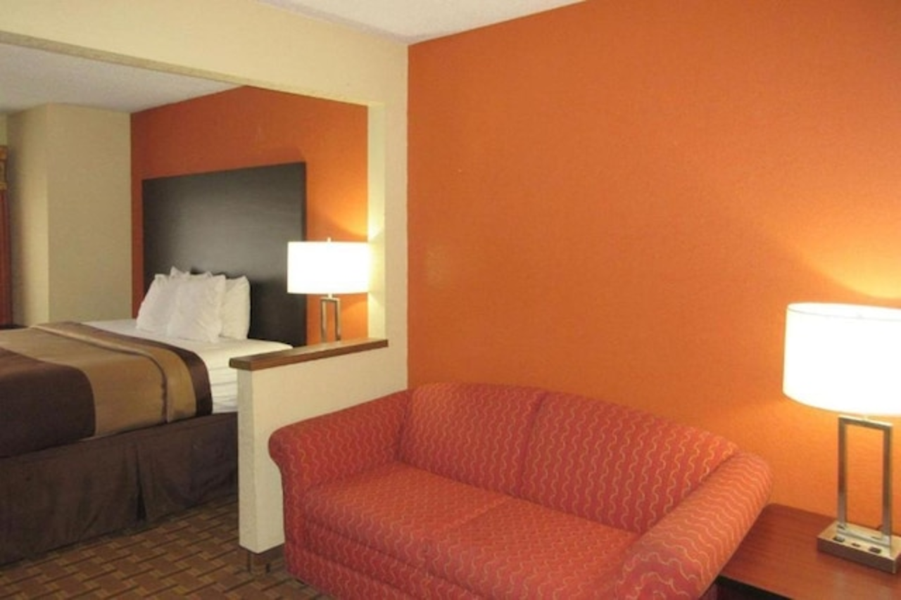 Saint Joseph Inn & Suites Benton Harbor near I-94 14/19