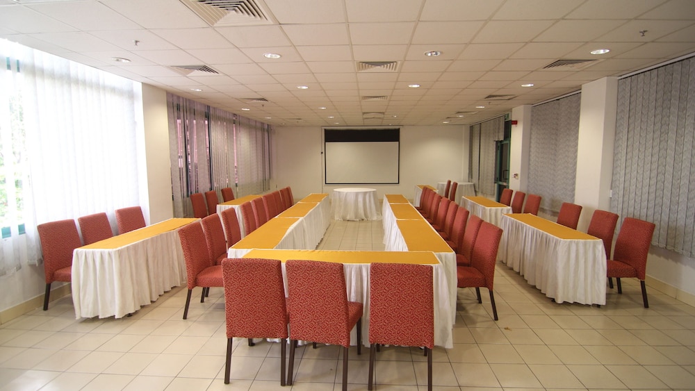 Gold Crest Hotel 45/49
