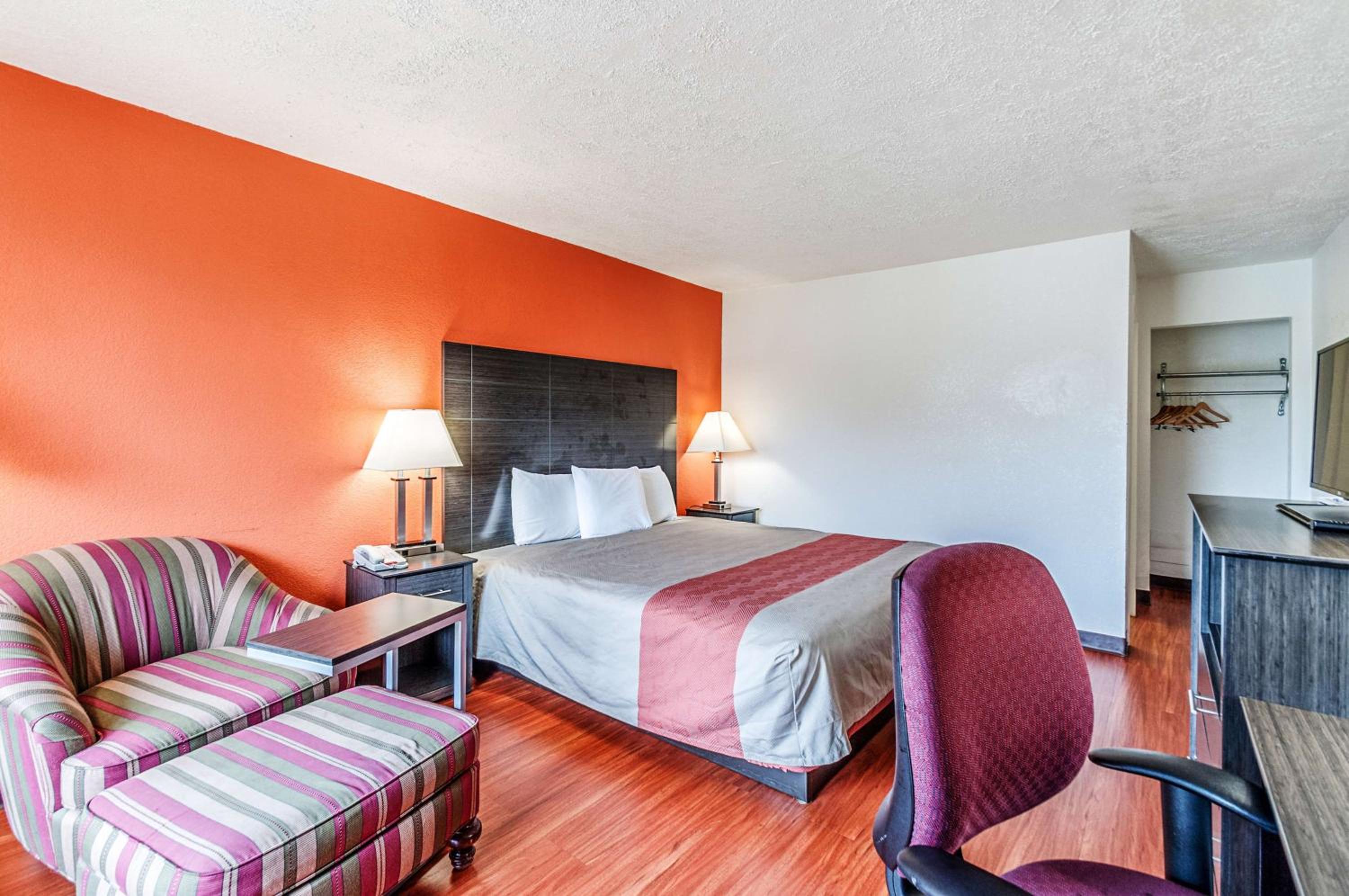 1 King Bed - Non-Smoking, Micfridge