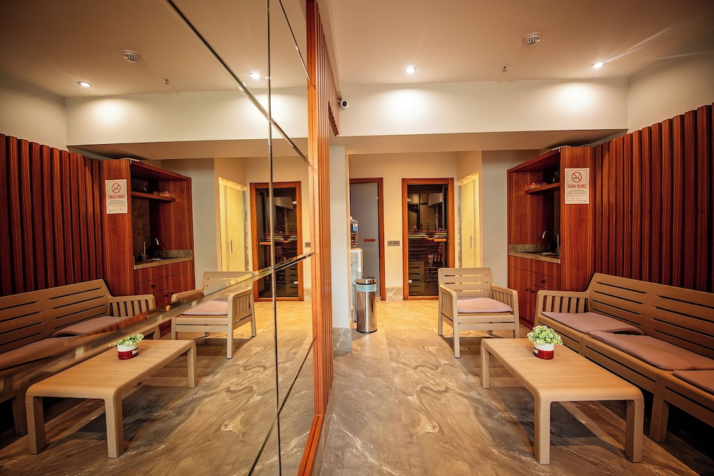 Grand Marcello Hotel & SPA 72/90