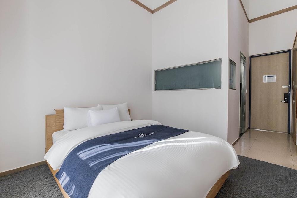 STANDARD, DOUBLE BED, CITY VIEW