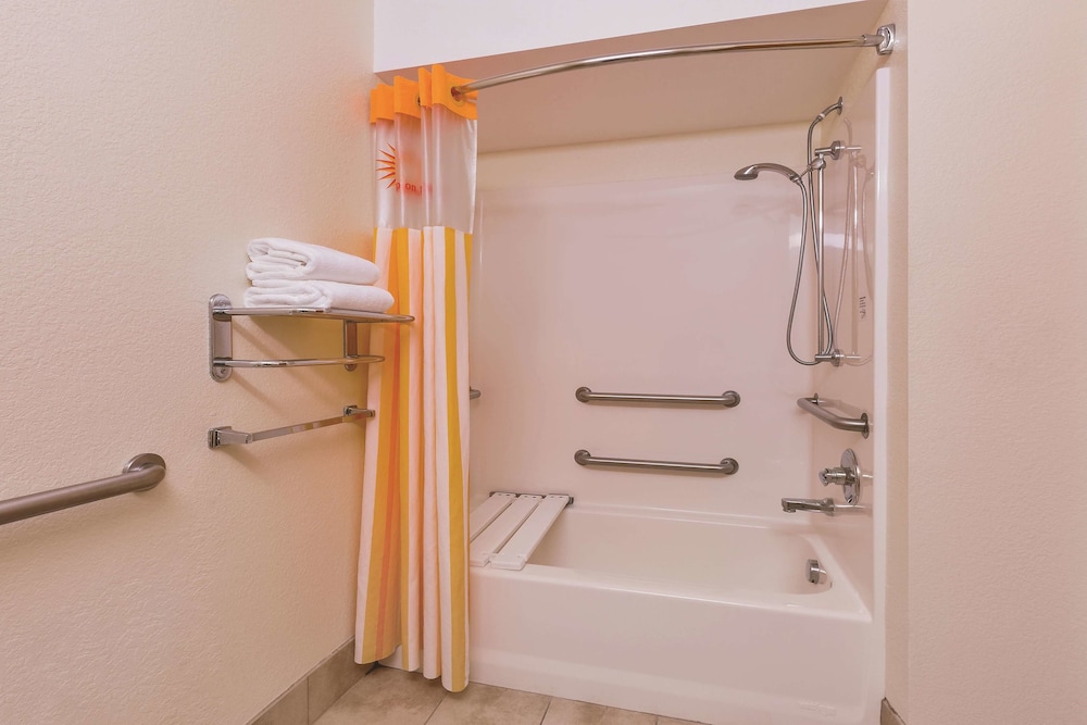 La Quinta Inn & Suites by Wyndham Tulare 17/40