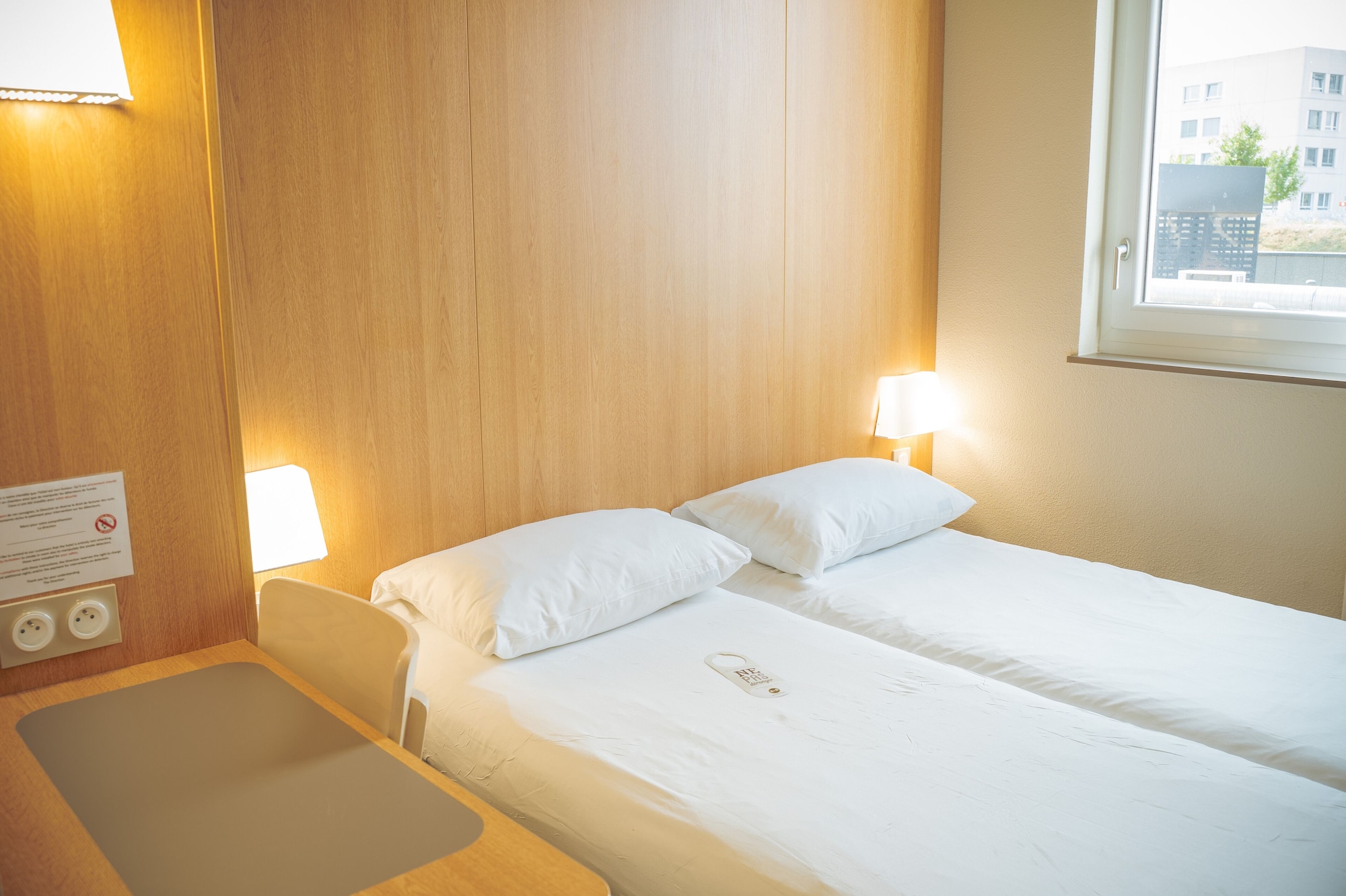 ROOM, TWIN BEDS