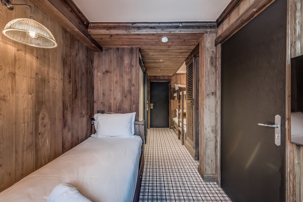 Room, Quintuple, King Bed, 2 Bunk Beds, Sofa، LE VAL D'ISERE 2/4