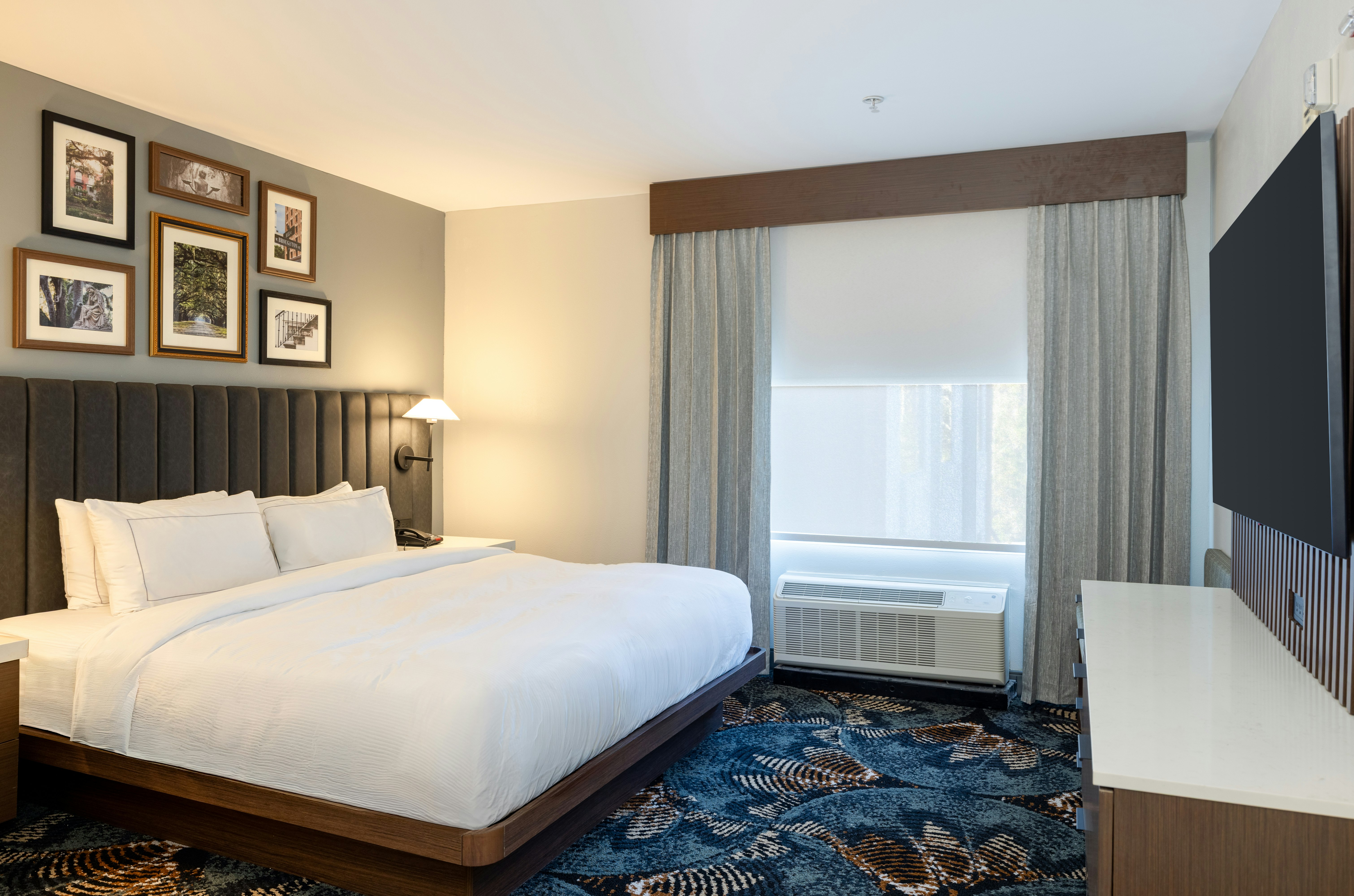 SUITE, KING BED, CORNER, ACCESSIBLE