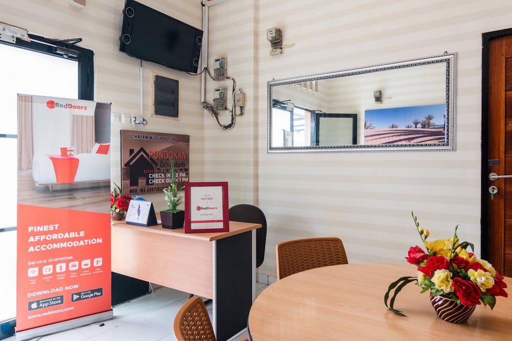 Reddoorz Plus Near Hayam Wuruk 2 21/33