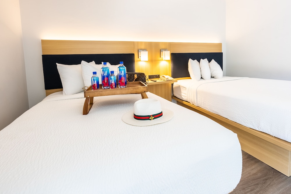 DELUXE, 2 DOUBLE BEDS