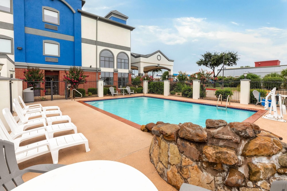 Days Inn & Suites by Wyndham Sam Houston Tollway 47/50