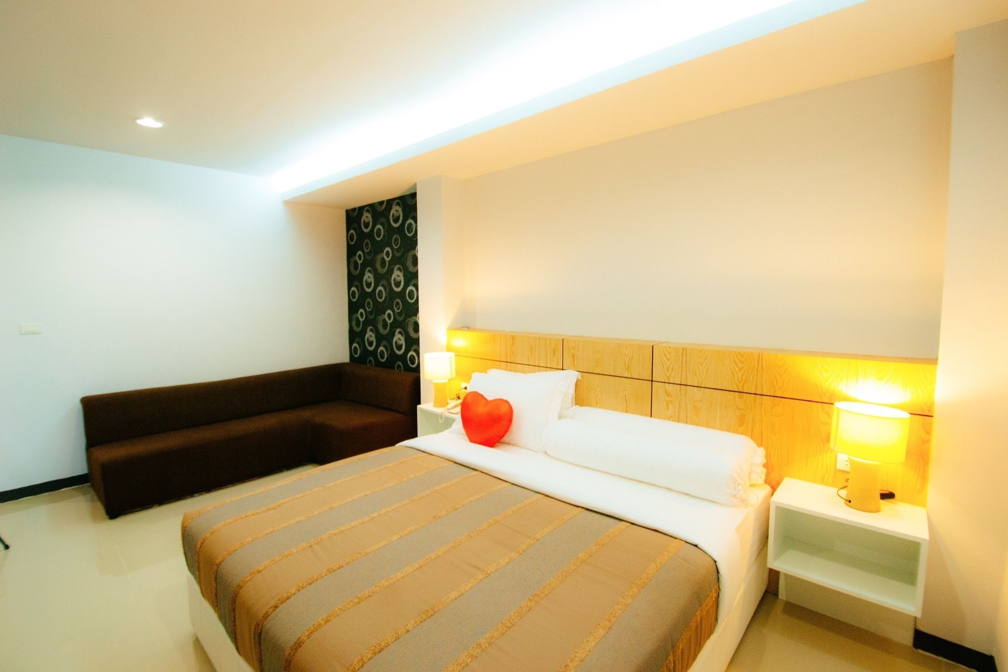 EXECUTIVE, SUITE