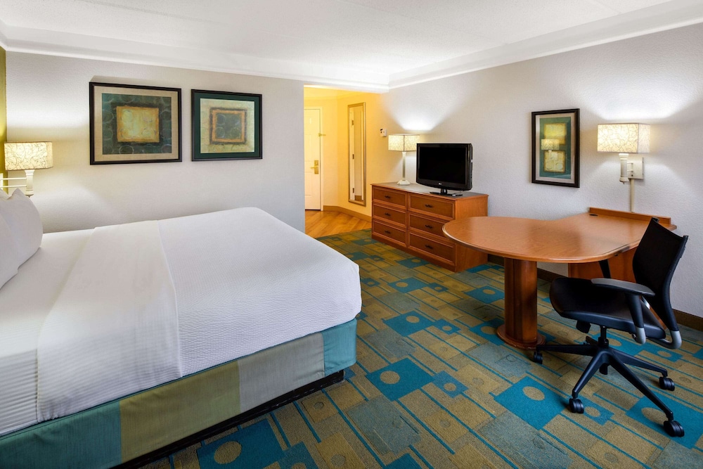 La Quinta Inn and Suites by Wyndham Greenville Haywood 26/68