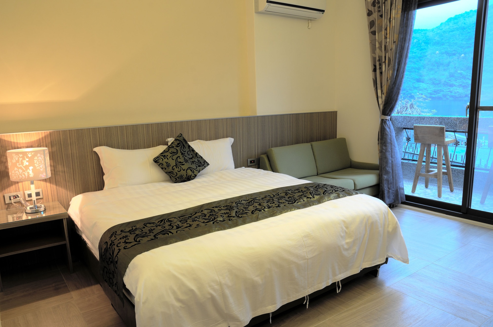 HONEYMOON, DOUBLE BED, LAKE VIEW, BALCONY