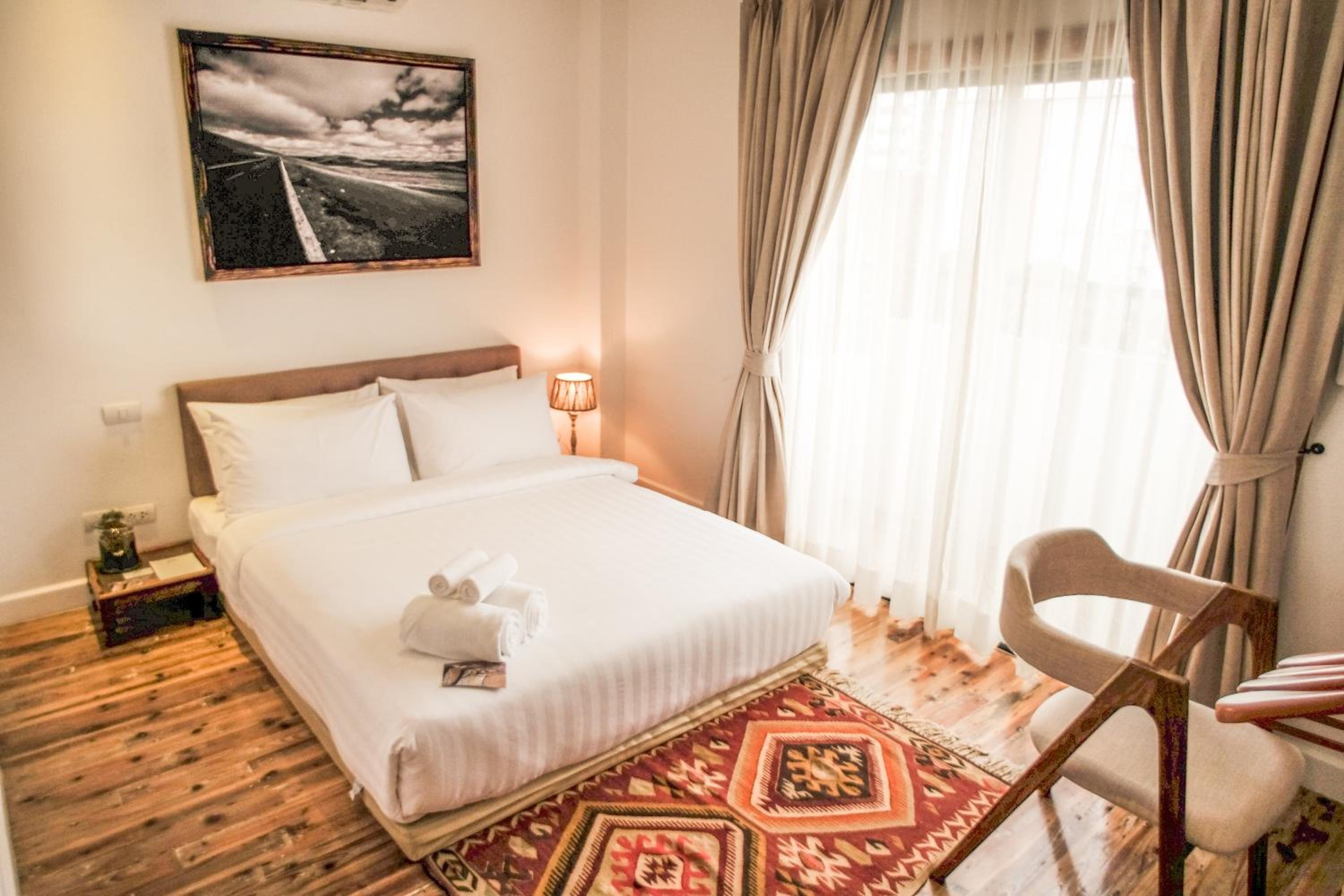 Cozy, Queen Bed, Small