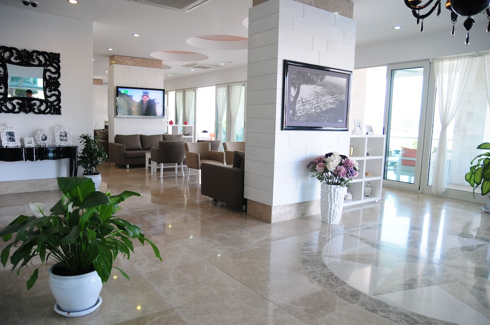 Alesta Yacht Hotel 37/74
