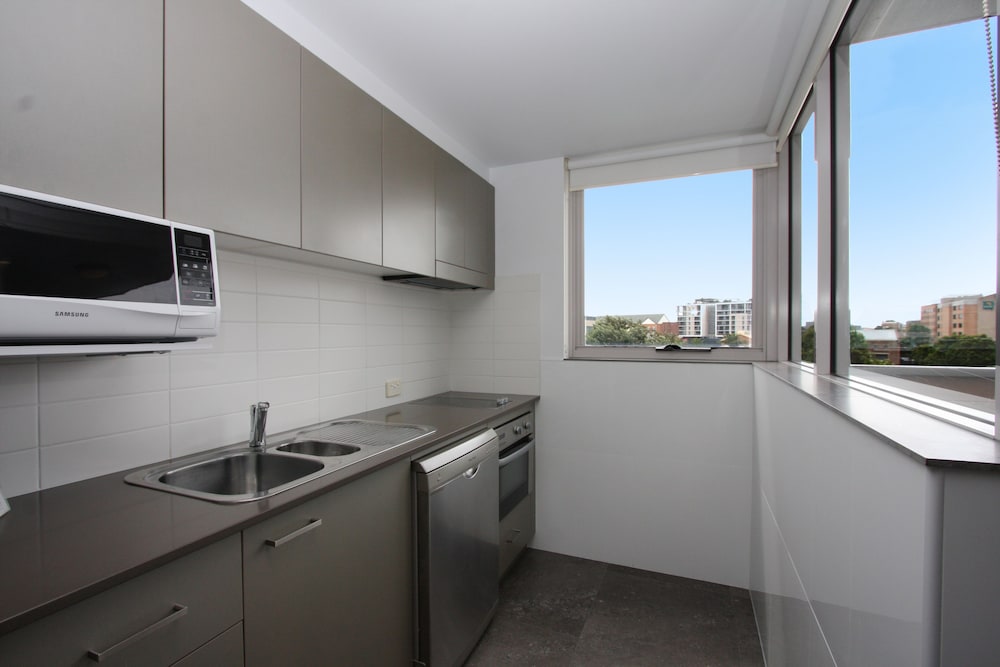 B7 Honeysuckle Executive Apartments 32/33