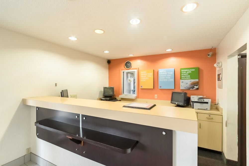 Lobby at Motel6 Crawfordsville, IN, CRAWFORDSVILLE - IN
