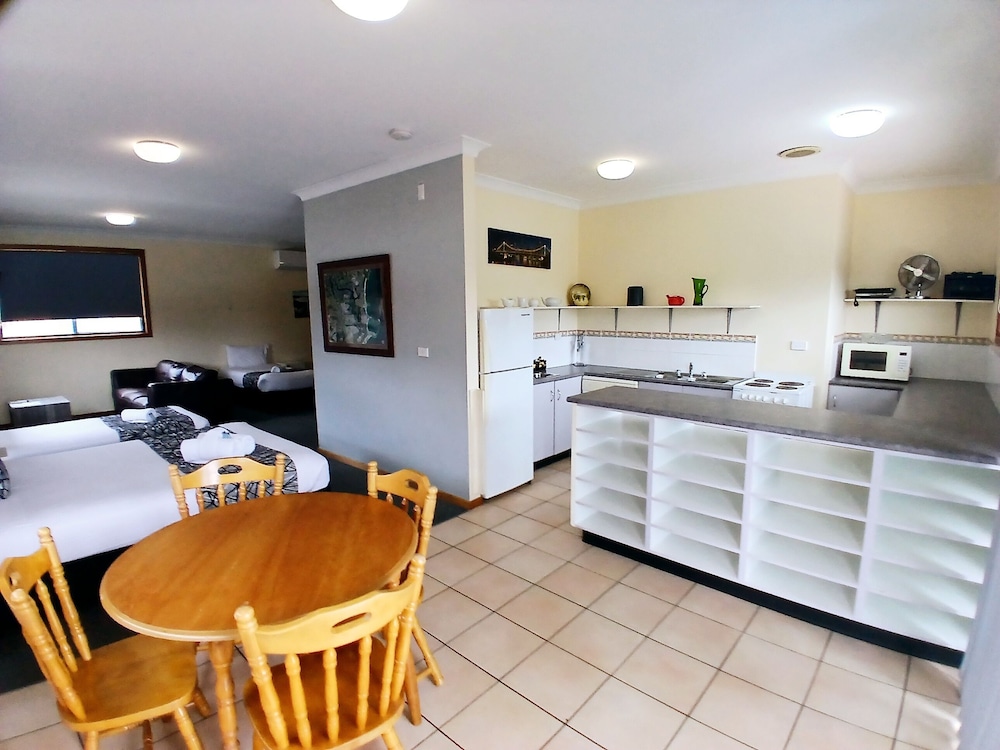 Coastal Bay Motel 47/66