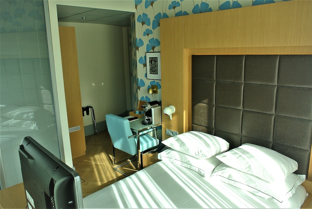 STANDARD, QUEEN BED