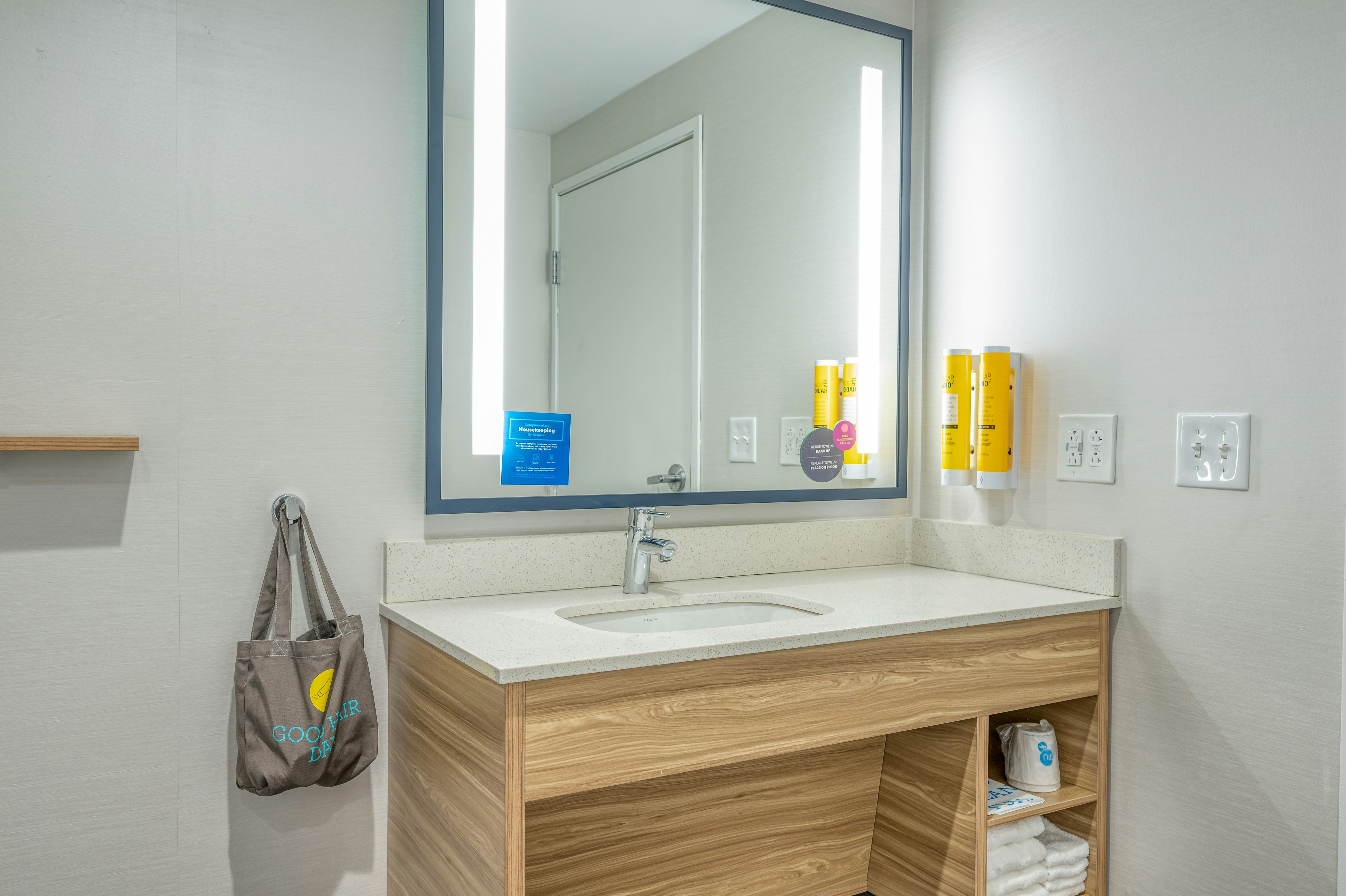 غرفة بسرير كينج لذوي الإعاقة، Tru by Hilton Indianapolis Lawrence 2/2