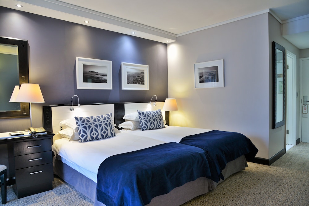 The Commodore Hotel 15/62