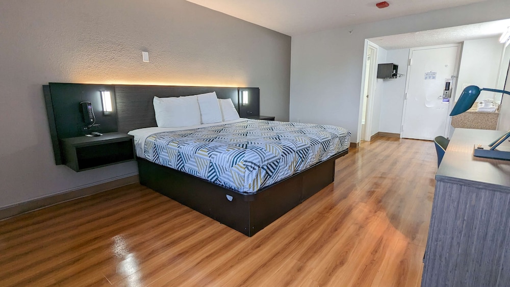 1 King Bed - Premium, Mini Fridge
