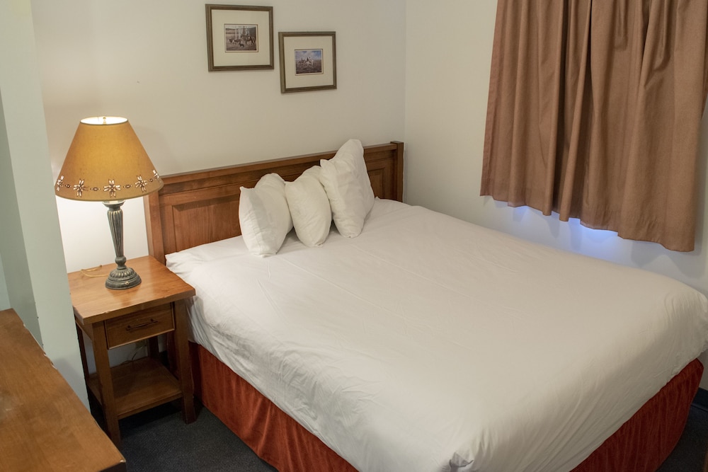 Aspen Village Inn 20/79